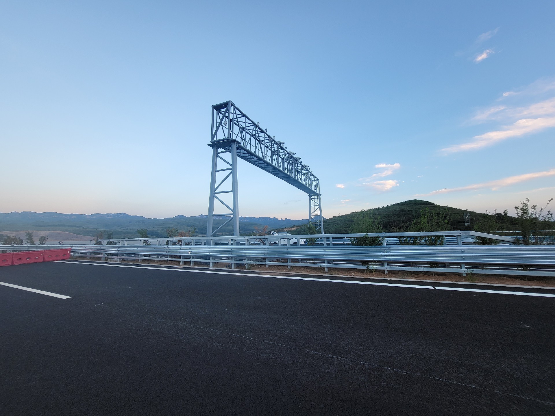 濟(jì)濰交安二標(biāo) 門(mén)架護(hù)欄2023.09