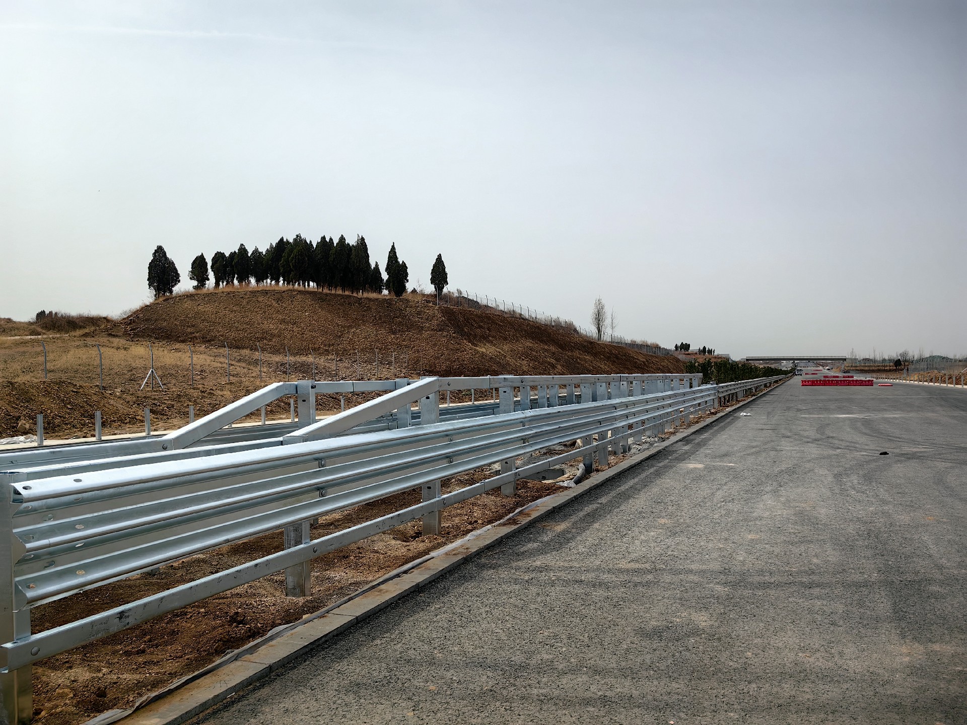 濟(jì)濰二標(biāo) SAm級(jí)中央分隔帶低變形量高強(qiáng)鋼護(hù)欄4